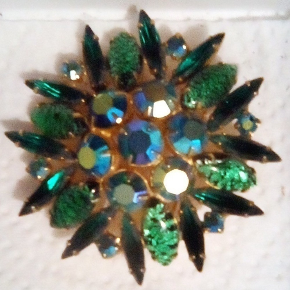 Emerald Green and Aurora Borealis Rhinestone Starburst Brooch Gold Tone Pin